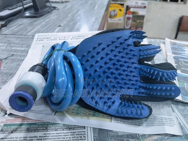 Pet Bathing Massaging Glove With Pipe