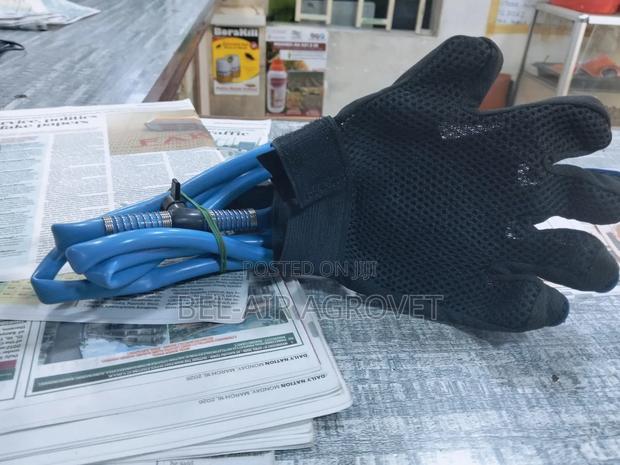 Pet Bathing Massaging Glove With Pipe - thumbnail 2