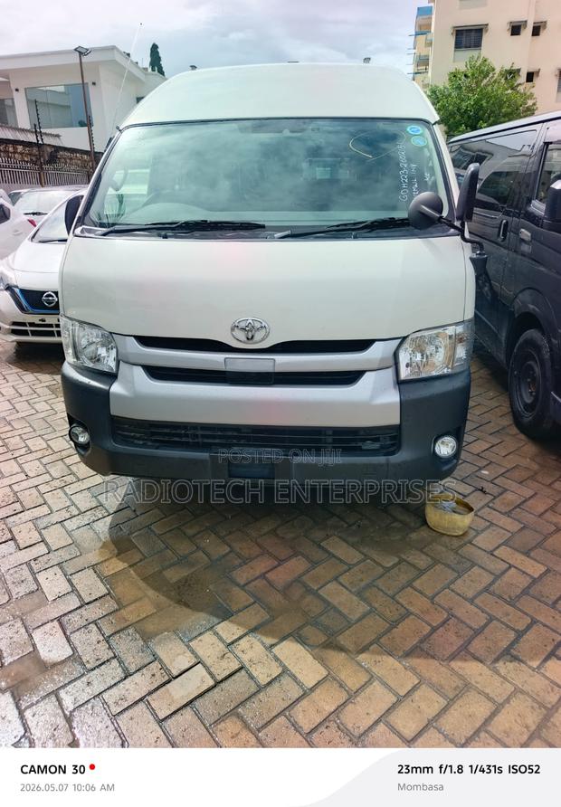 Toyota HiAce 2019 White