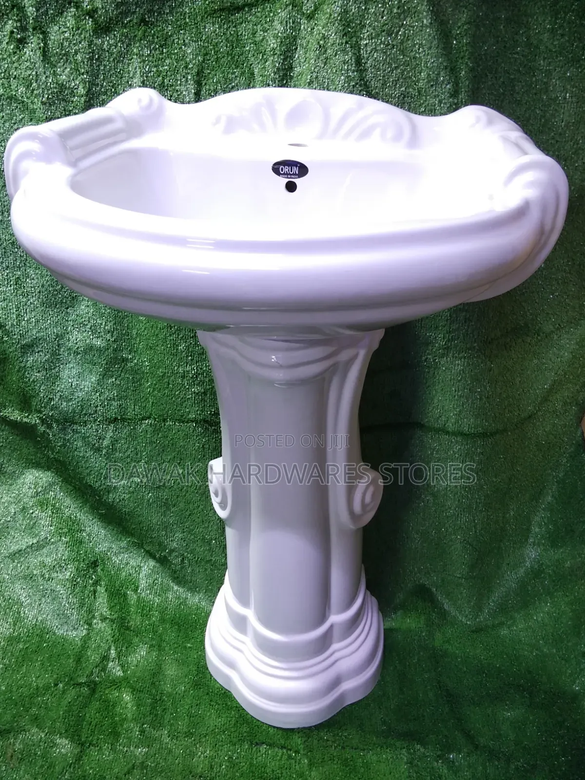 Curvy Elegant Washhandbasin With Pedestrial