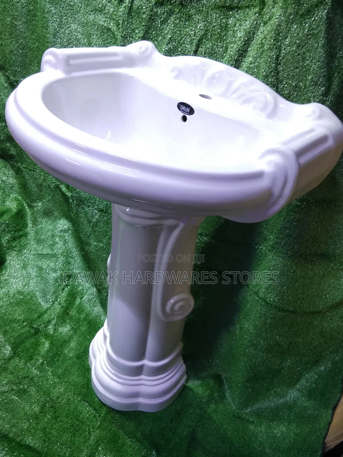 Curvy Elegant Washhandbasin With Pedestrial