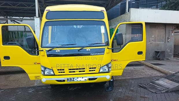 Isuzu NQR 2014 Yellow