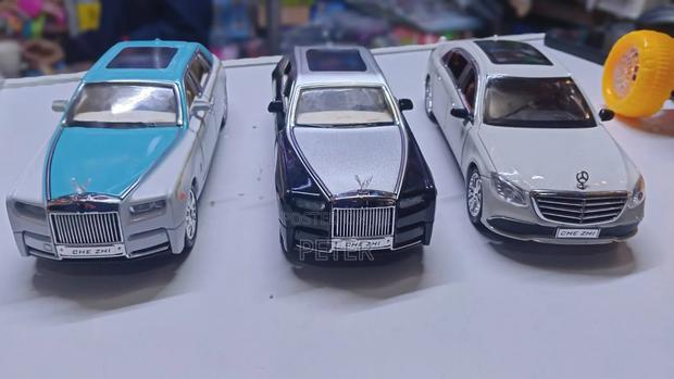Premium Metallic Diecast Cars – Collectible Models