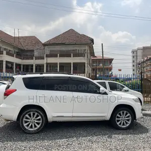 Toyota Vanguard 2010 White