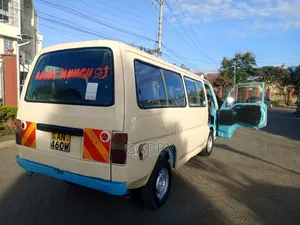 Nissan Caravan 1989 Beige