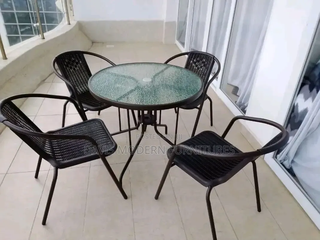 Round Textured Tempered Glass Top Table
