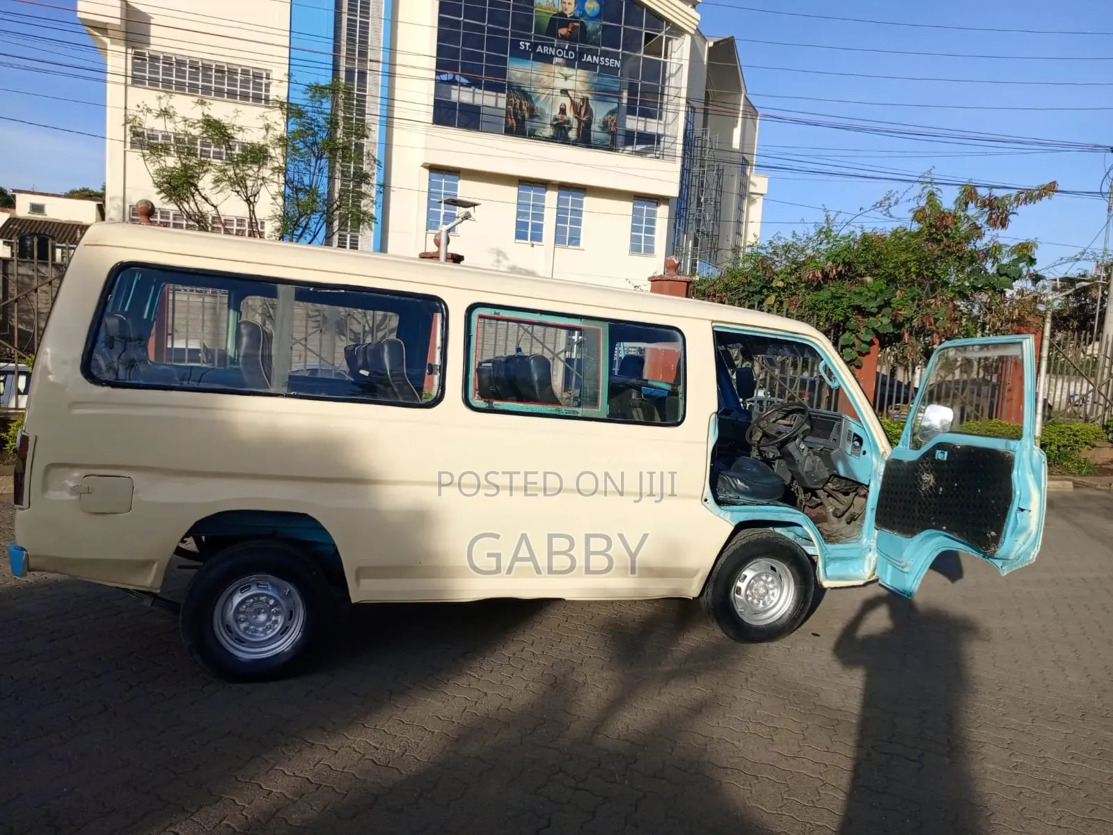 Nissan Caravan 1989 Beige