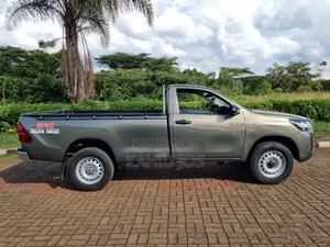 Toyota Hilux 2023 Gray