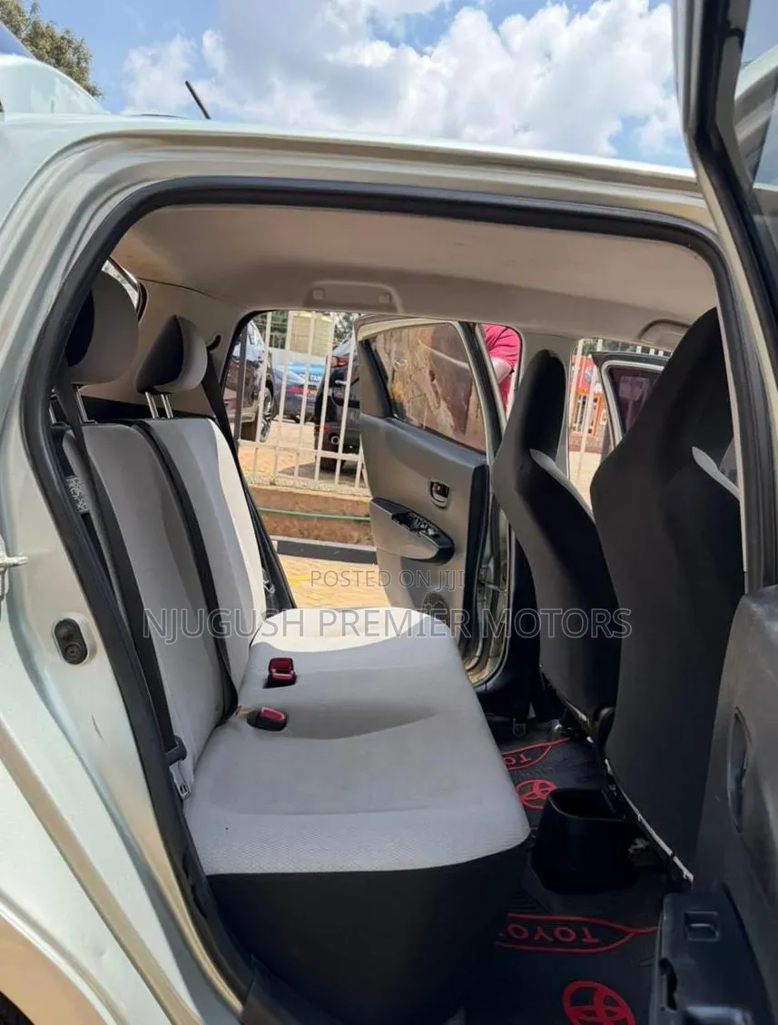 Toyota Vitz 2012 Silver