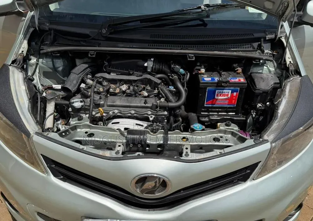 Toyota Vitz 2012 Silver