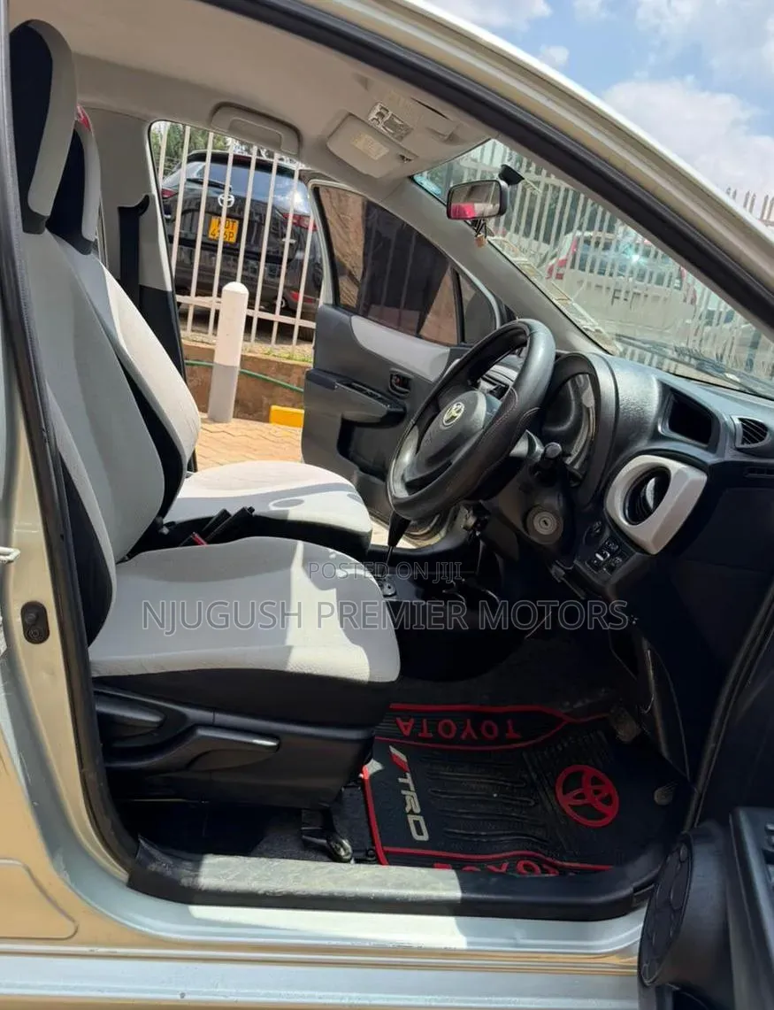 Toyota Vitz 2012 Silver