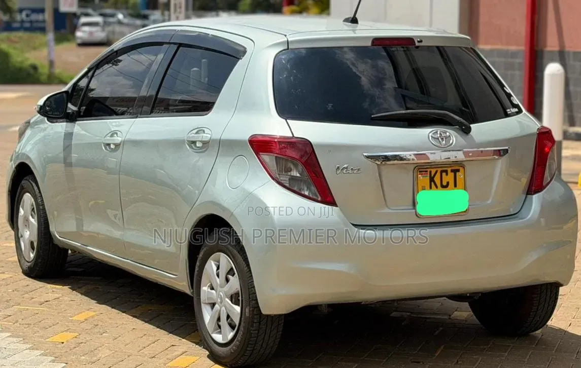 Toyota Vitz 2012 Silver