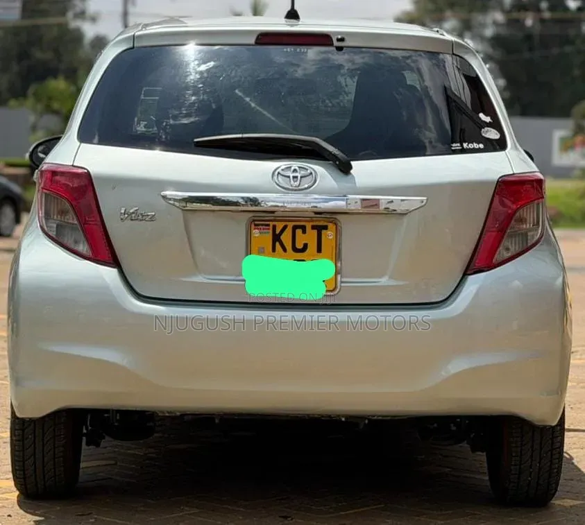 Toyota Vitz 2012 Silver