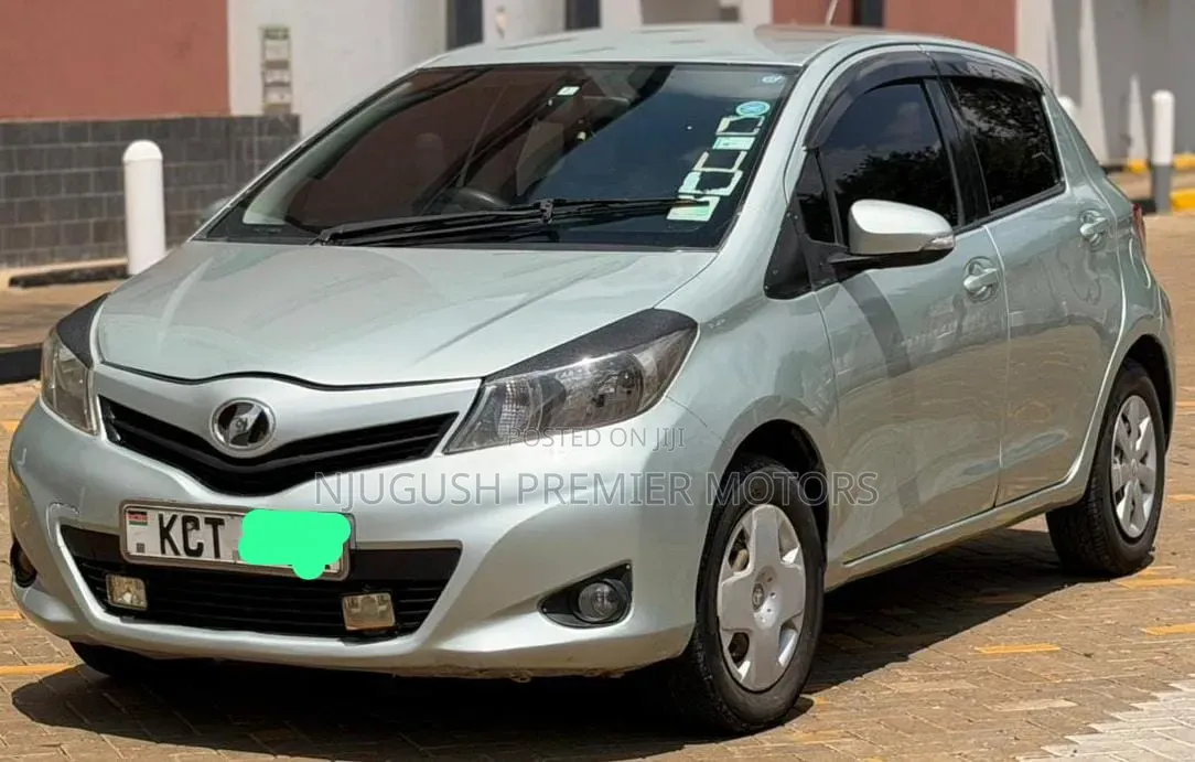 Toyota Vitz 2012 Silver
