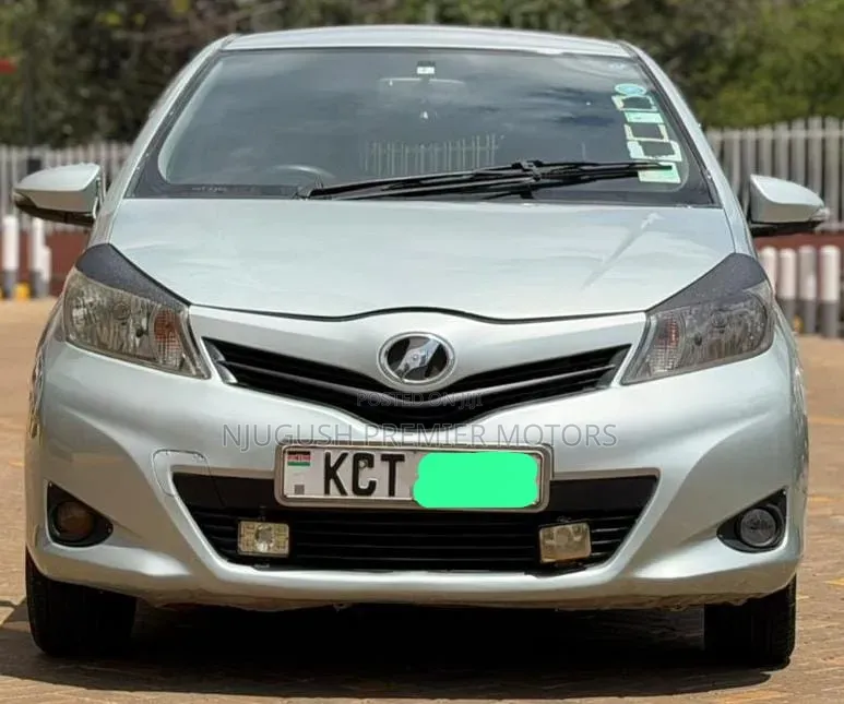 Toyota Vitz 2012 Silver
