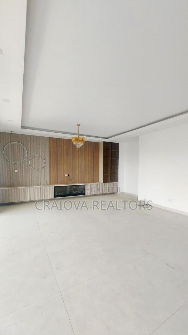 4bdrm Duplex in Spring Valley for sale - thumbnail 2