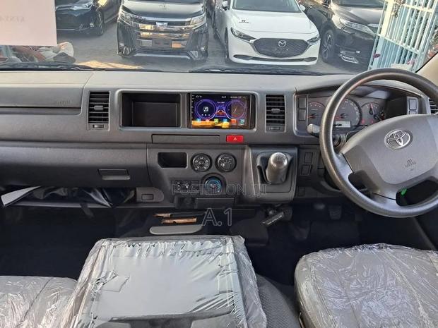 Toyota Granvia 2019 Silver - thumbnail 3