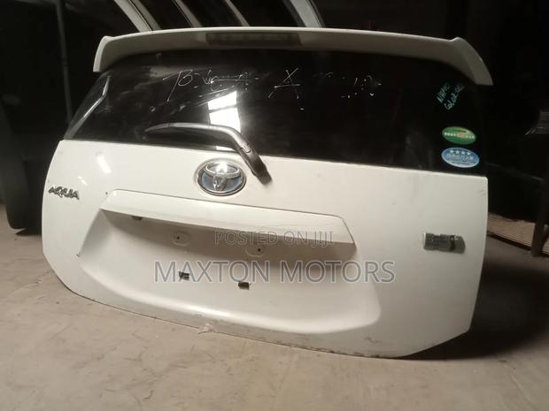 Toyota Aqua Tailgate With Spoiler - main view