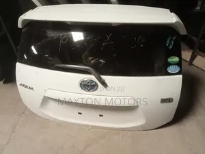 Toyota Aqua Tailgate With Spoiler