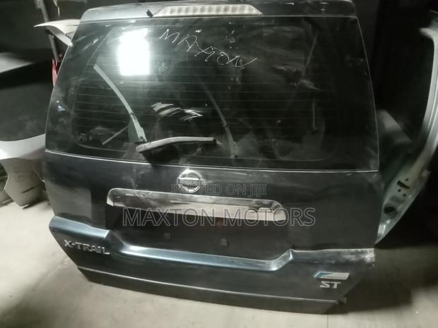 Xtrail Nt31 Tailgate Without Spoiler - main view
