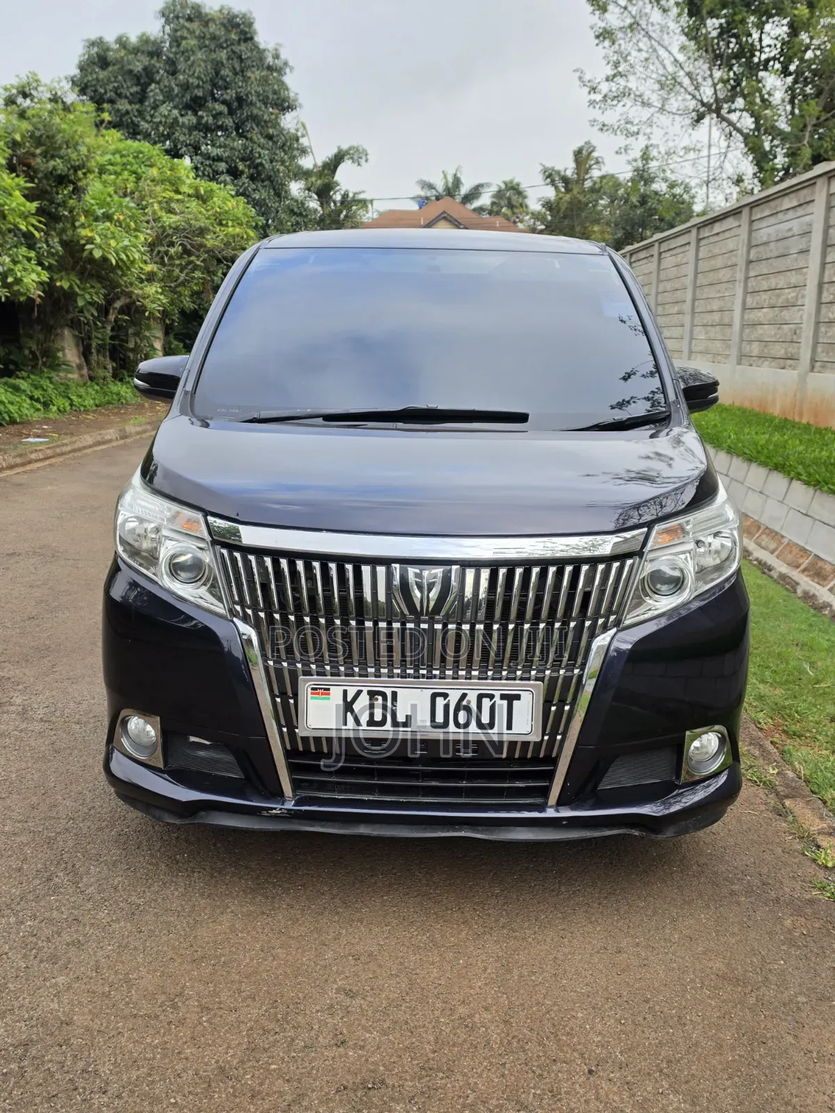 Toyota Esquire 2.0 FWD (8 seater) 2015 Maroon