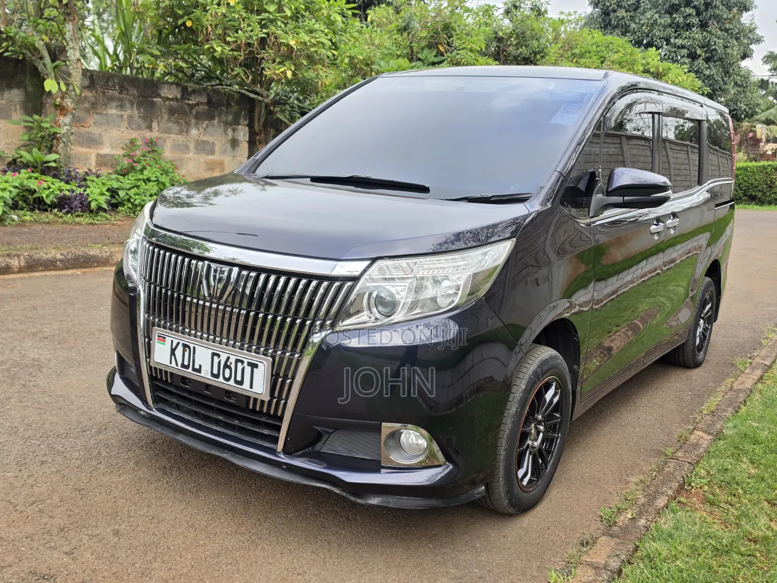 Toyota Esquire 2.0 FWD (8 seater) 2015 Maroon