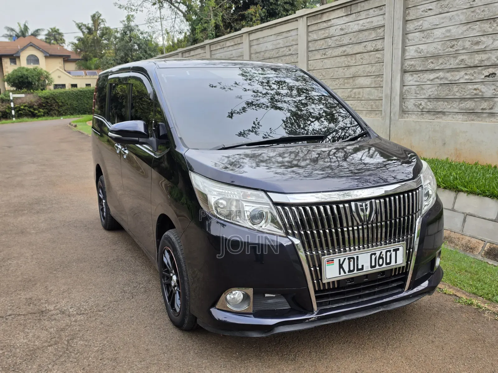 Toyota Esquire 2.0 FWD (8 seater) 2015 Maroon