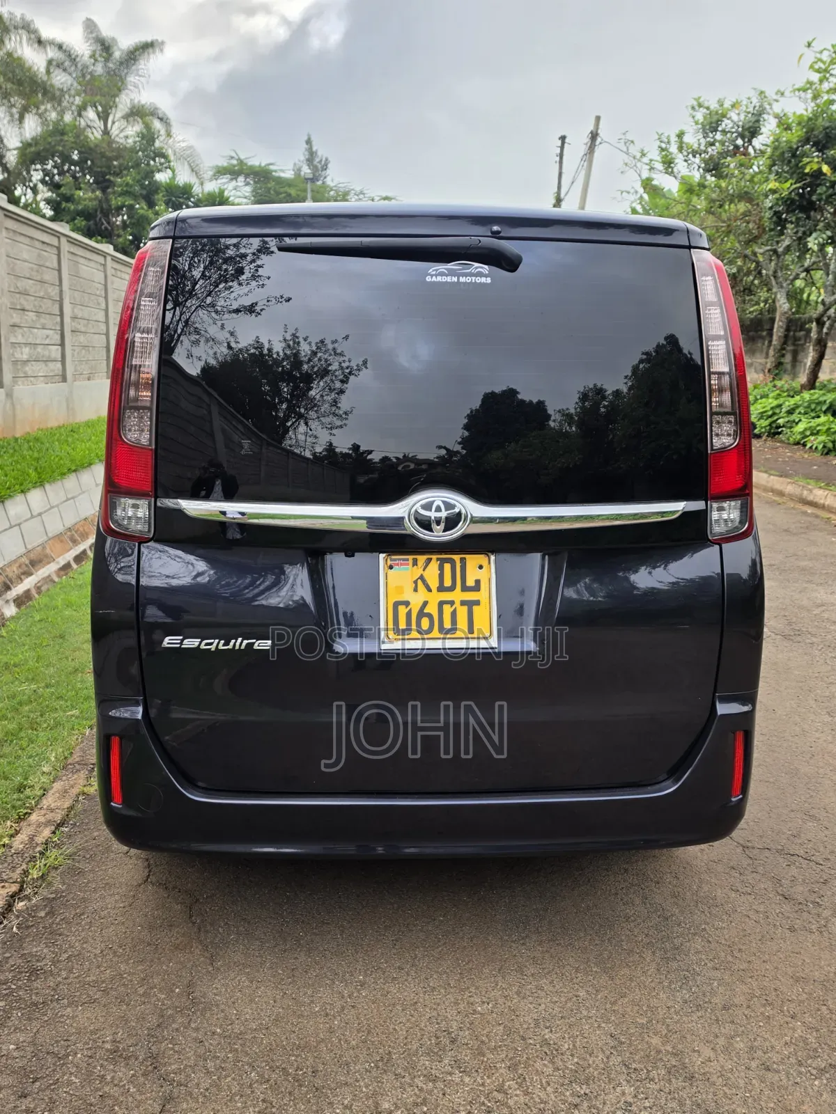 Toyota Esquire 2.0 FWD (8 seater) 2015 Maroon