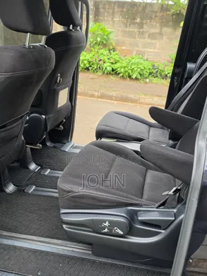 Toyota Esquire 2.0 FWD (8 seater) 2015 Maroon