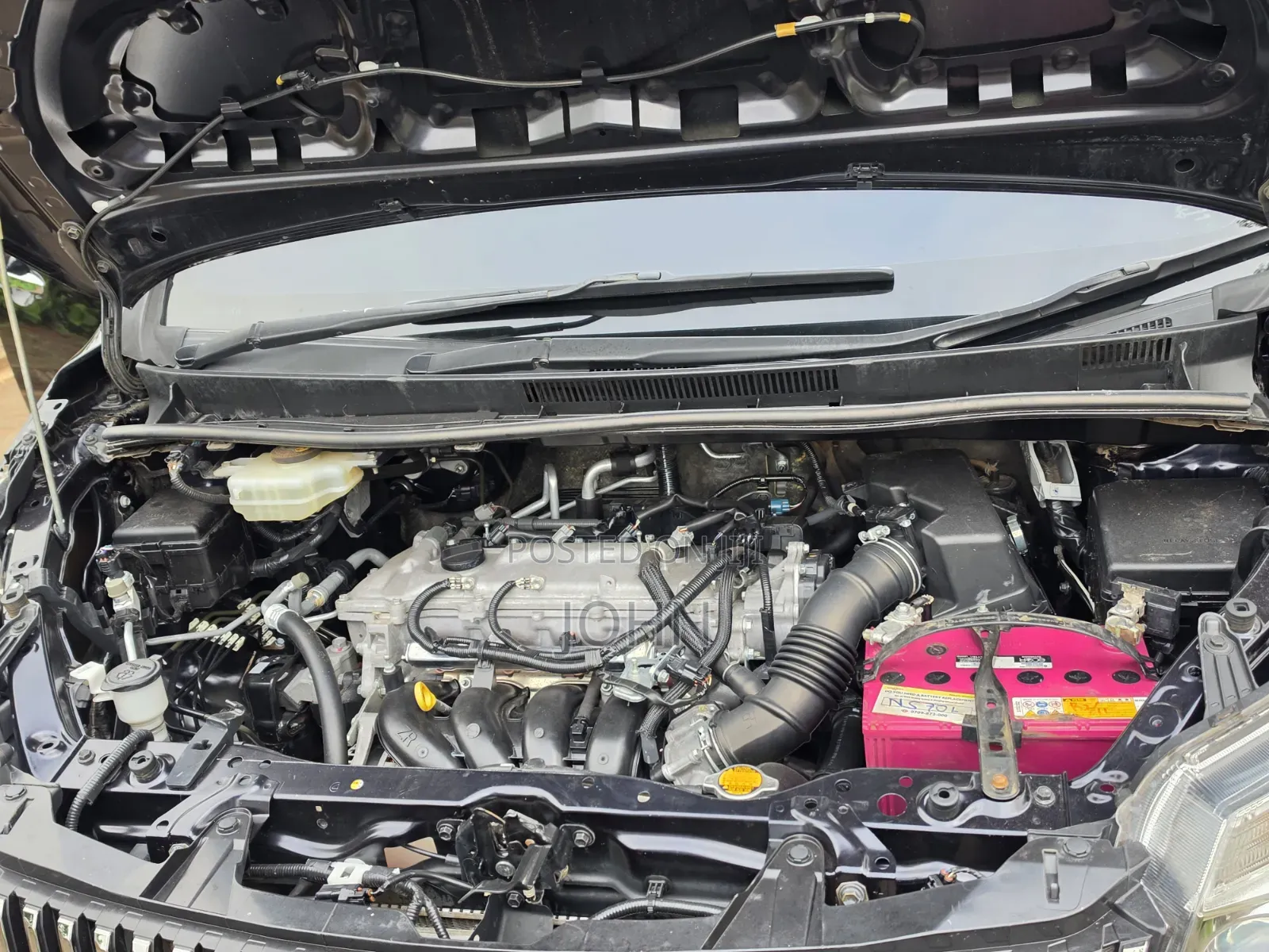 Toyota Esquire 2.0 FWD (8 seater) 2015 Maroon