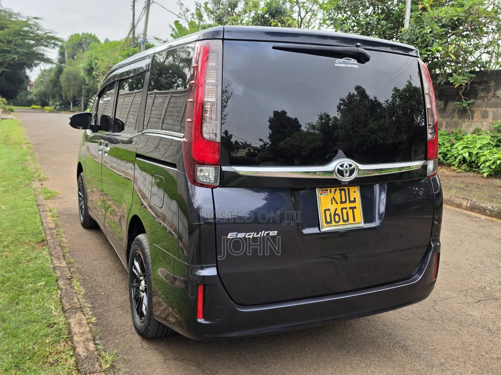 Toyota Esquire 2.0 FWD (8 seater) 2015 Maroon