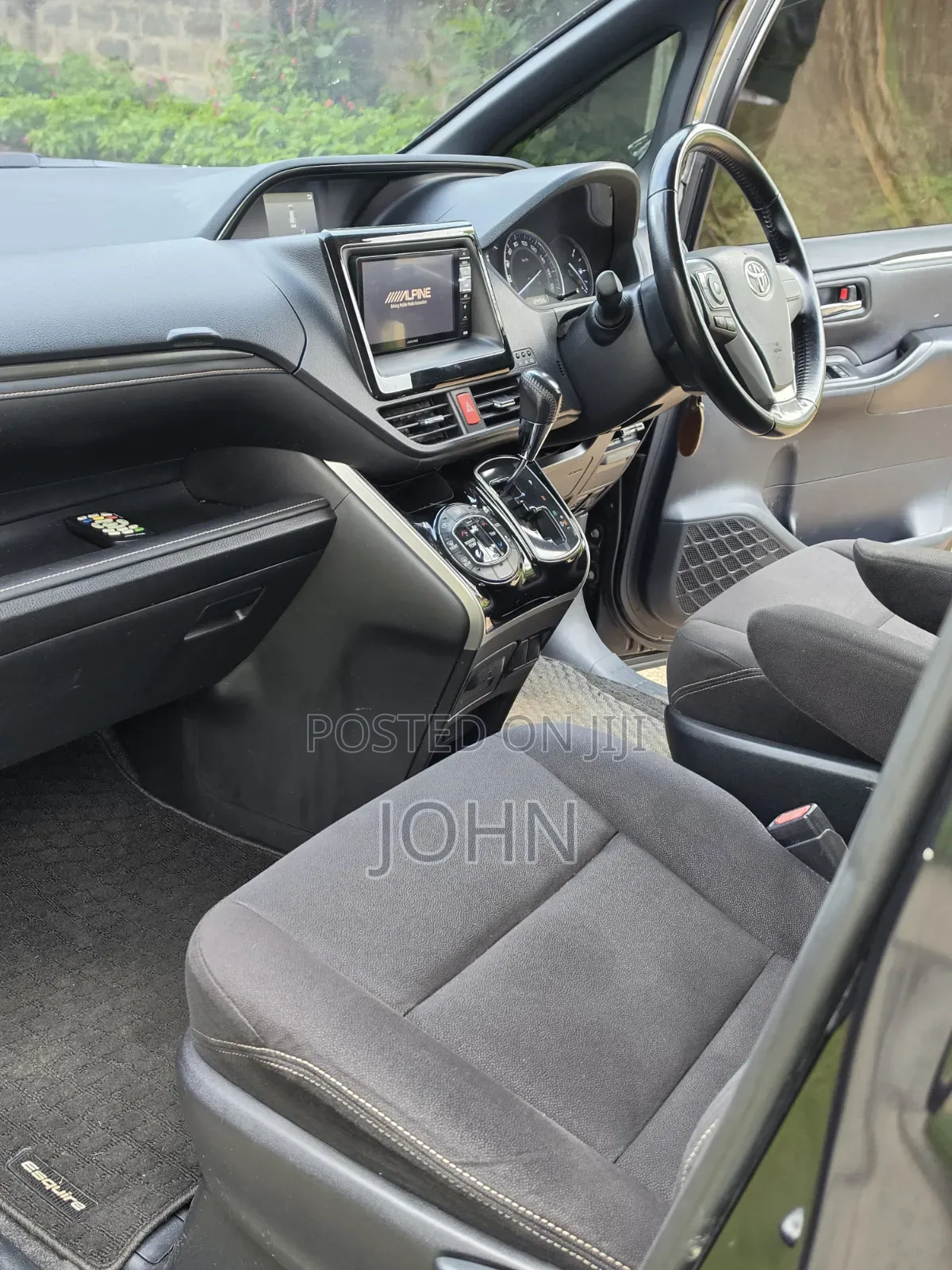 Toyota Esquire 2.0 FWD (8 seater) 2015 Maroon