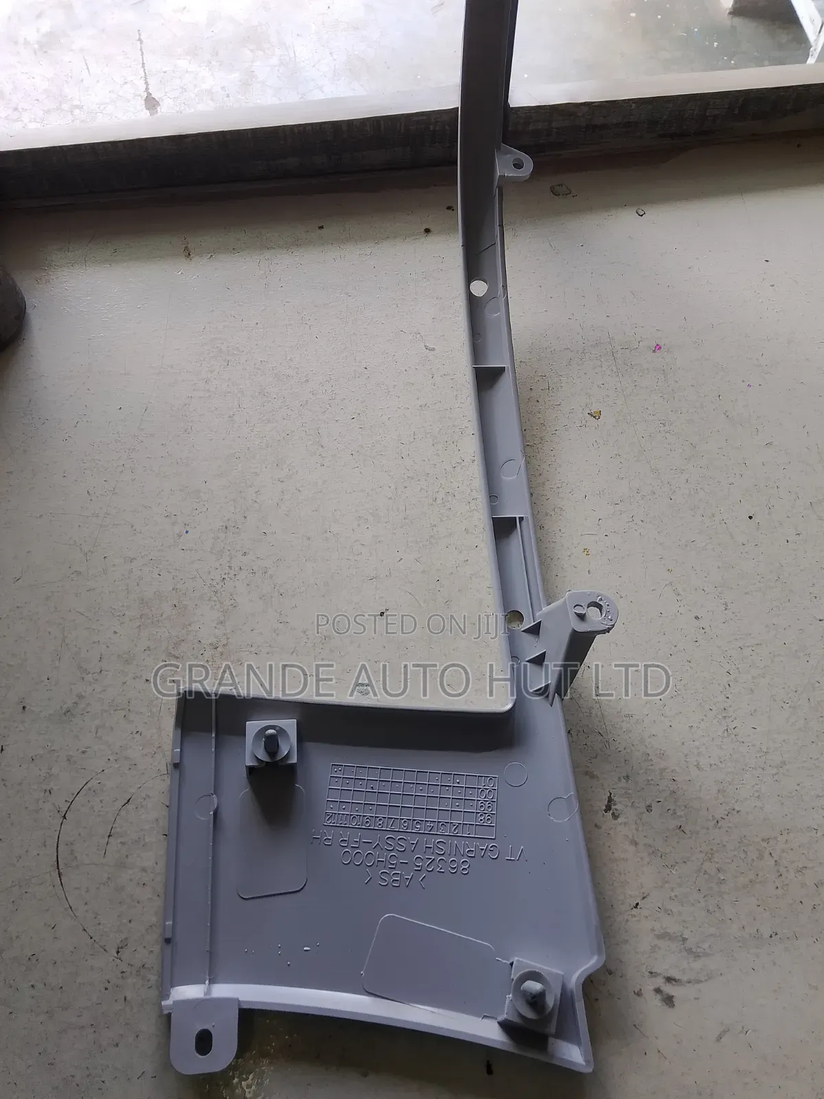 Front Garnish Panel Finishing Right Hyundai Hd72/65 (Genuine)