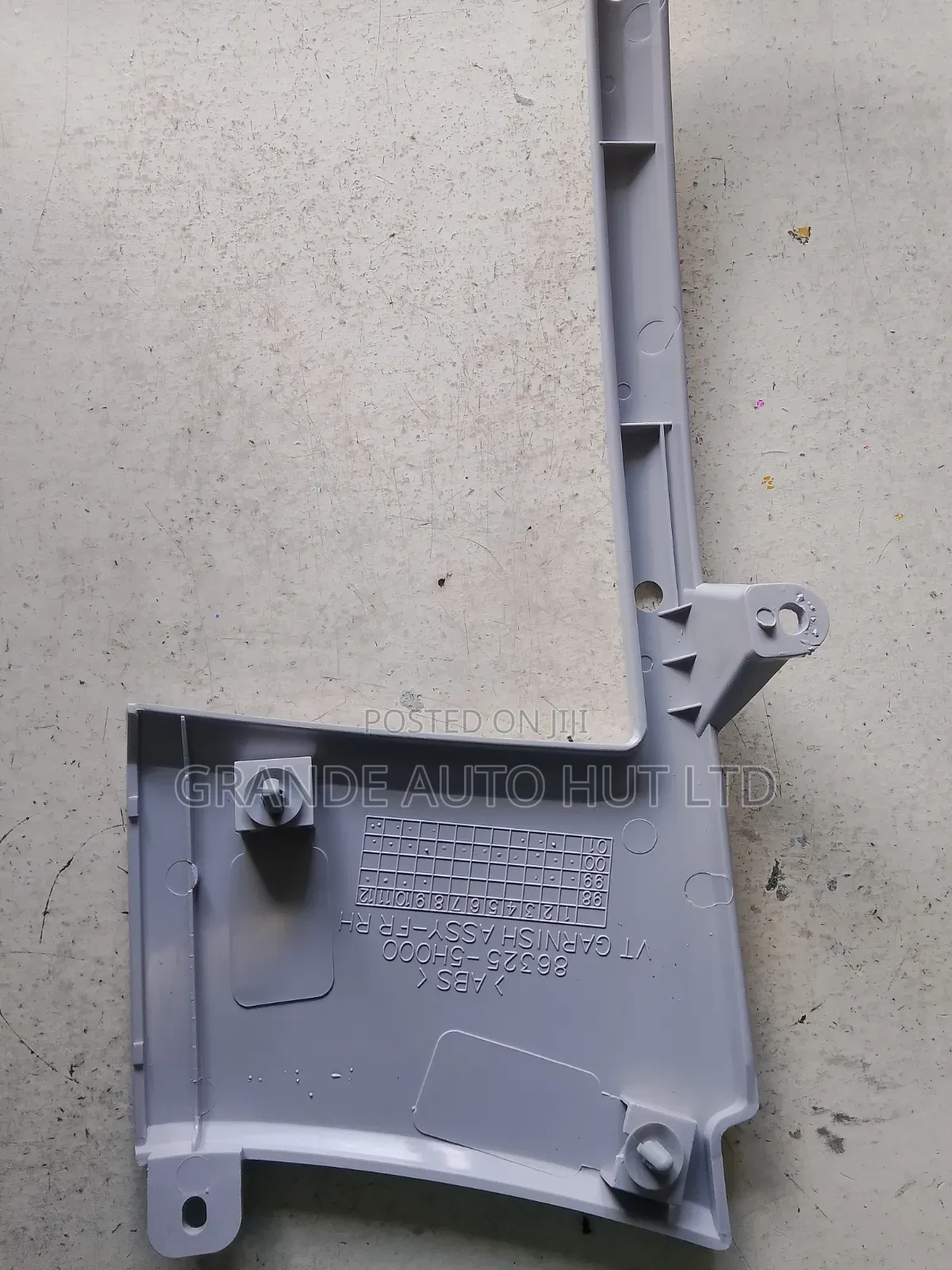 Front Garnish Panel Finishing Right Hyundai Hd72/65 (Genuine)