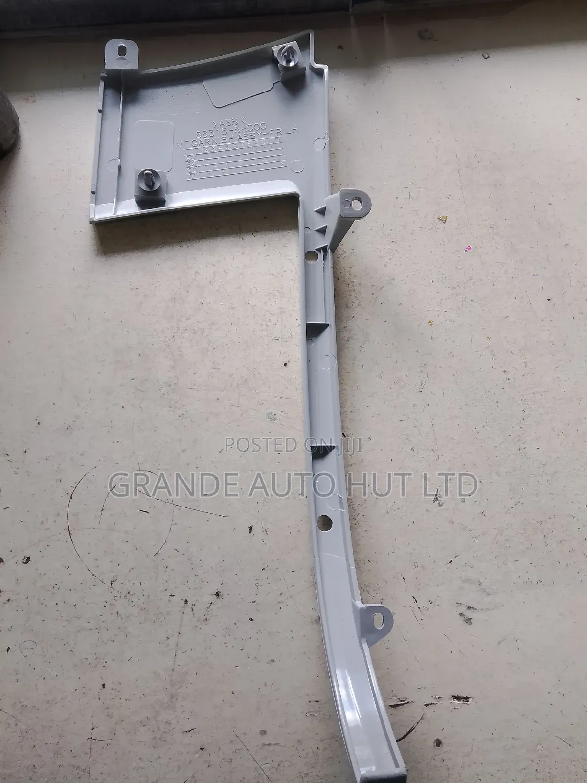 Garnish Panel Finishing Front,Left Hyundai Hd72/65