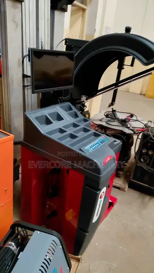 Heavy Duty Car Wheel Balancing Machine Italian Technology.