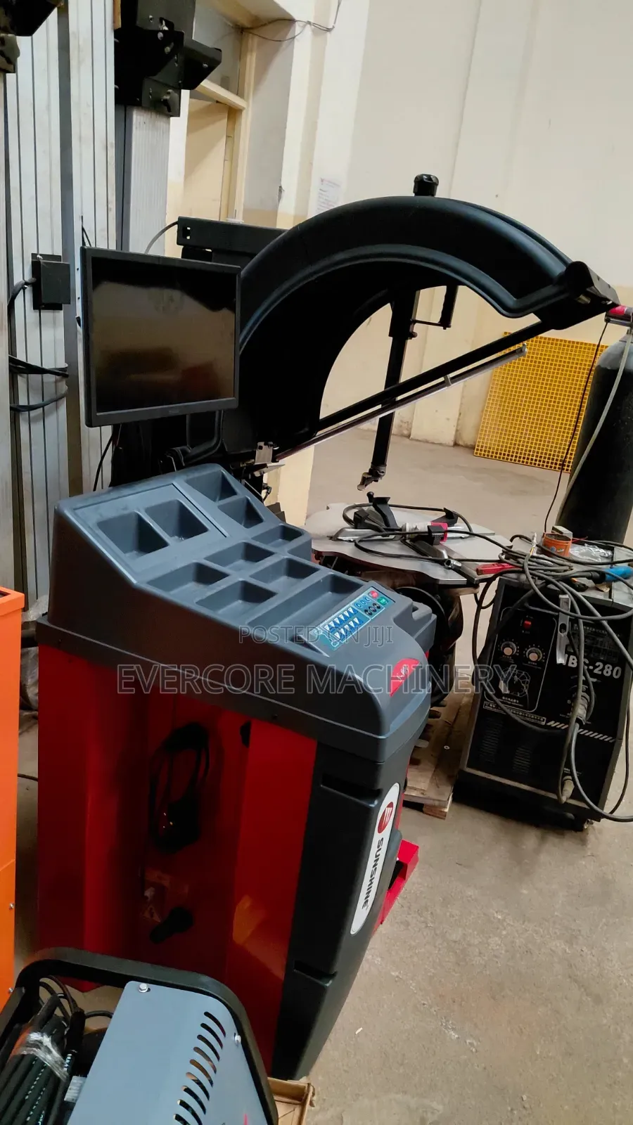 Heavy Duty Car Wheel Balancing Machine Italian Technology.