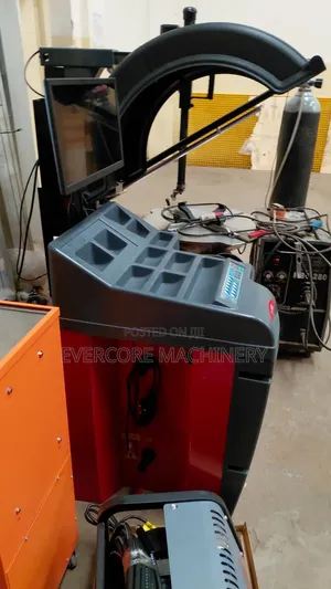 Heavy Duty Wheel Balancing Machine for Vehicle Tyres.