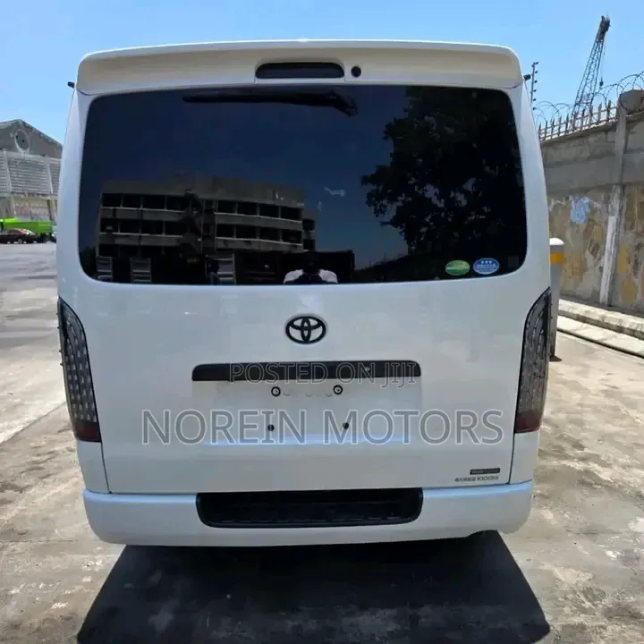 Toyota HiAce 2019 White
