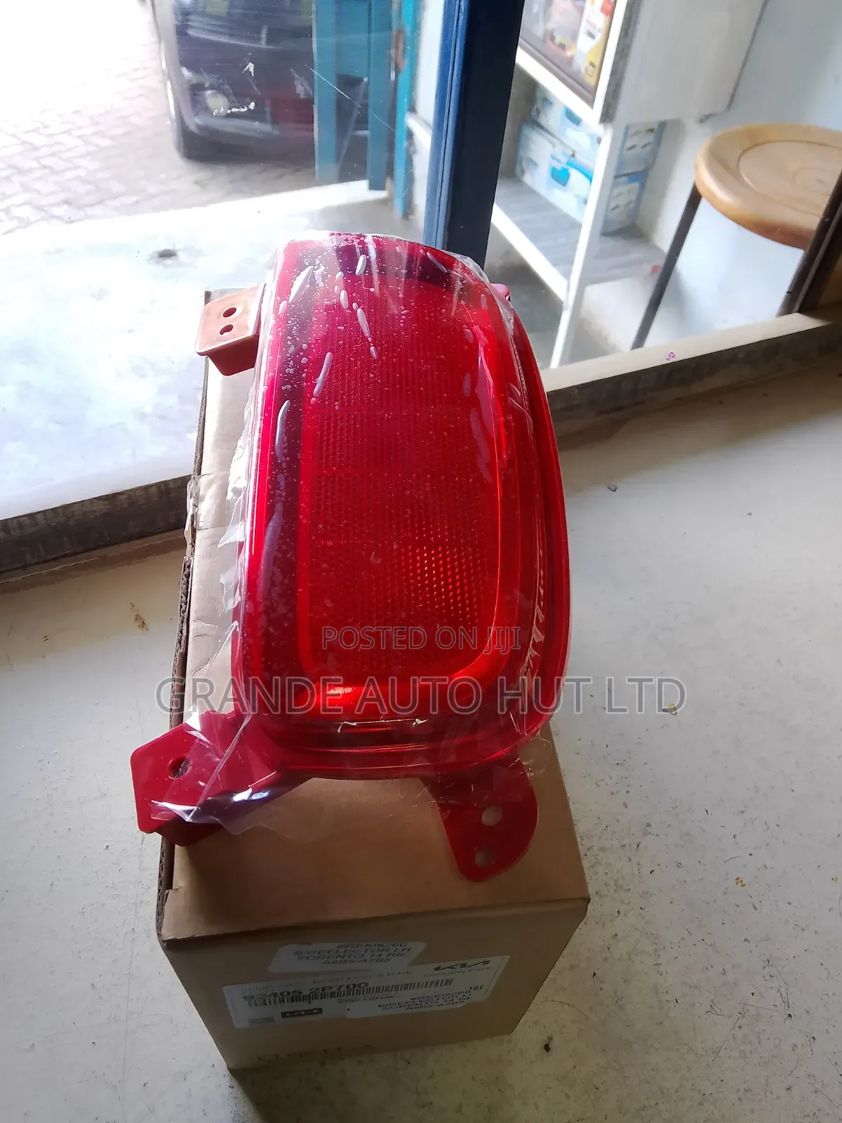 Rear Bumber Reflector Left Kia Sorento 2014 (Genuine)