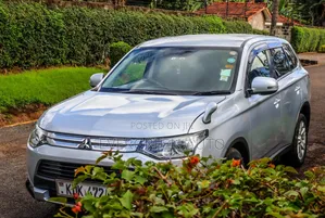 Mitsubishi Outlander SE 4dr SUV (2.4L 4cyl CVT) 2014 White