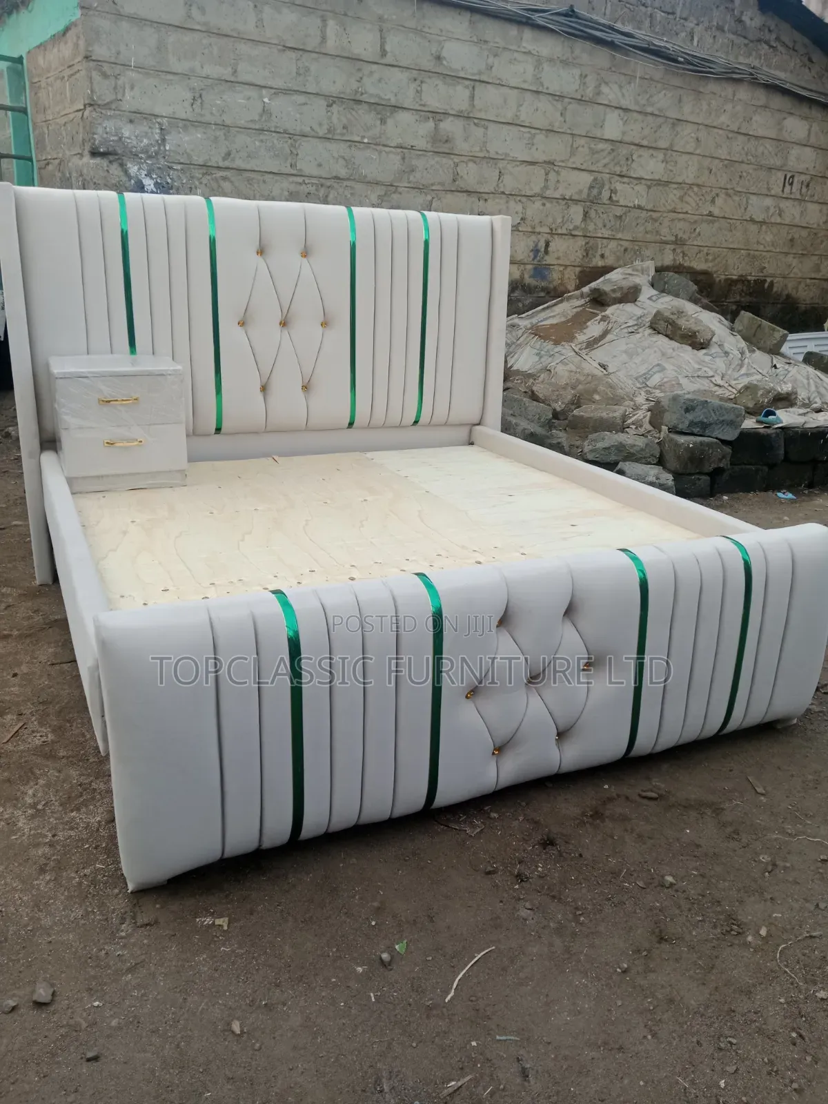 Chester Bed 6x6+Side Table.