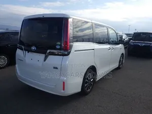 Toyota Esquire 1.8 FWD Hybrid (7 seater) 2019 White