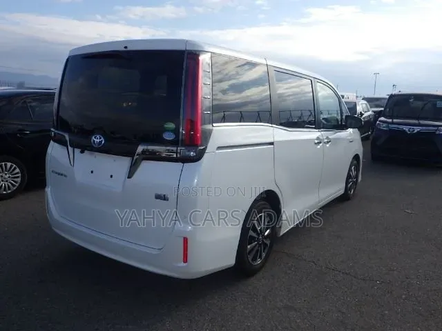 Toyota Esquire 1.8 FWD Hybrid (7 seater) 2019 White
