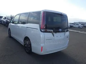 Toyota Esquire 1.8 FWD Hybrid (7 seater) 2019 White