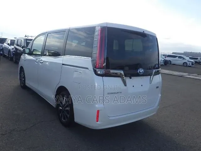 Toyota Esquire 1.8 FWD Hybrid (7 seater) 2019 White