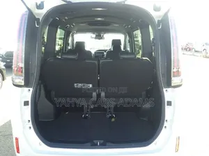 Toyota Esquire 1.8 FWD Hybrid (7 seater) 2019 White
