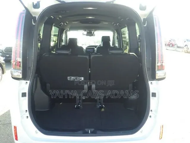 Toyota Esquire 1.8 FWD Hybrid (7 seater) 2019 White