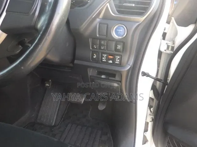 Toyota Esquire 1.8 FWD Hybrid (7 seater) 2019 White