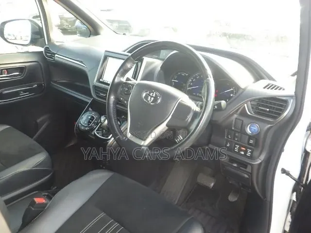 Toyota Esquire 1.8 FWD Hybrid (7 seater) 2019 White